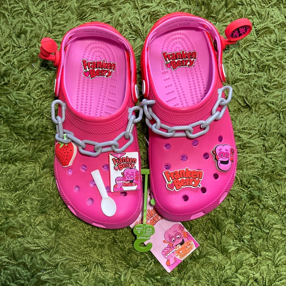 Crocs Franken Berry Classic Clog US M4/W6 NWT
